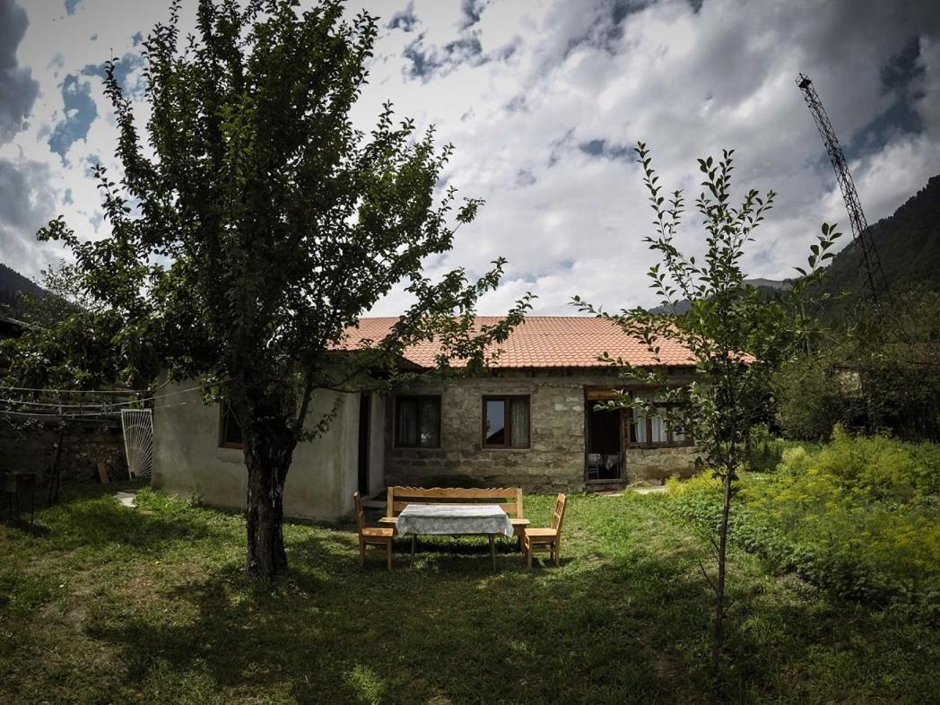 Keti Pilpani Guesthouse Mestia Extérieur photo